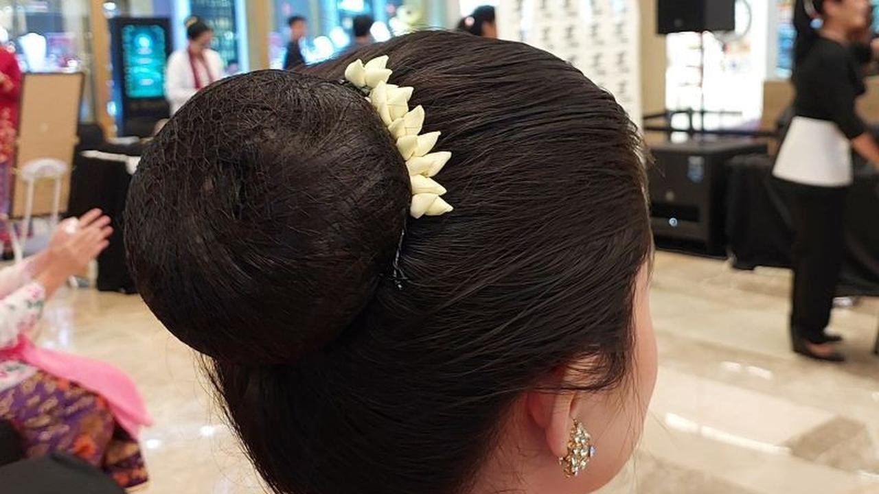 Tutorial Simpel Konde Cepol Betawi: Tampil Anggun Khas Perempuan Jakarta Sehari-hari