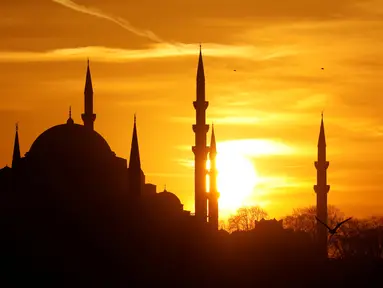 Masjid Suleymaniye terlihat saat matahari terbenam di Istanbul, Turki (11/3). Matahari terbenam atau swastamita adalah waktu di mana matahari menghilang di bawah garis cakrawala di sebelah barat. (Reuters/Umit Bektas)