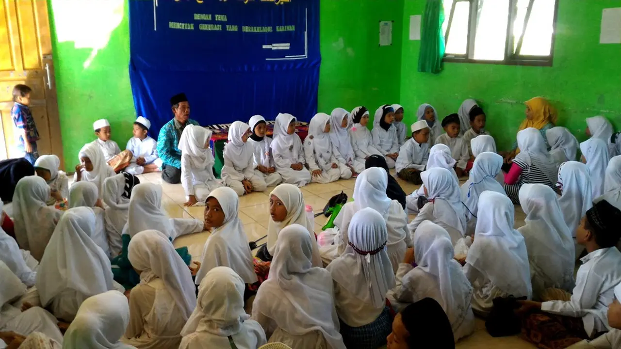 Protes Guru Madrasah Bergaji Rp 50 Ribu Tolak Sekolah 5 Hari