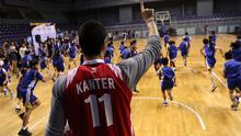 Bintang NBA dari Oklahoma City Thunder, Enes Kanter saat beraksi di Britama Arena, Jakarta, Kamis (18/5/2017). Meet and greet bersama Enest Kanter tersebut sekaligus coaching clinic dari rangkaian tournya ke Indonesia. (Bola.com/Nicklas Hanoatubun)