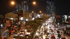 Kendaraan terjebak kemacetan di Jalan Margonda Raya, Depok, Sabtu (1/10). Berdasarkan data Direktorat BTSP Perhubungan Darat, Depok menjadi kota peringkat kelima termacet se-Indonesia dengan kecepatan rata-rata 21,4 km/jam (Liputan6.com/Immanuel Antonius)
