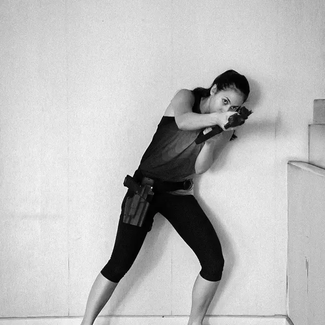 6 Gaya Pevita Pearce Latihan Menembak Ini Bak Angelina Jolie