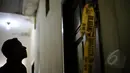 Pintu kamar kos tempat terbunuhnya Deudeuh Alfisahrin telah diberi garis polisi, Jakarta, Rabu (15/4/2015). Rumah kos Boarding House di kawasan Tebet tampak sepi pasca terbunuhnya Deudeuh. (Liputan6.com/Faizal Fanani)