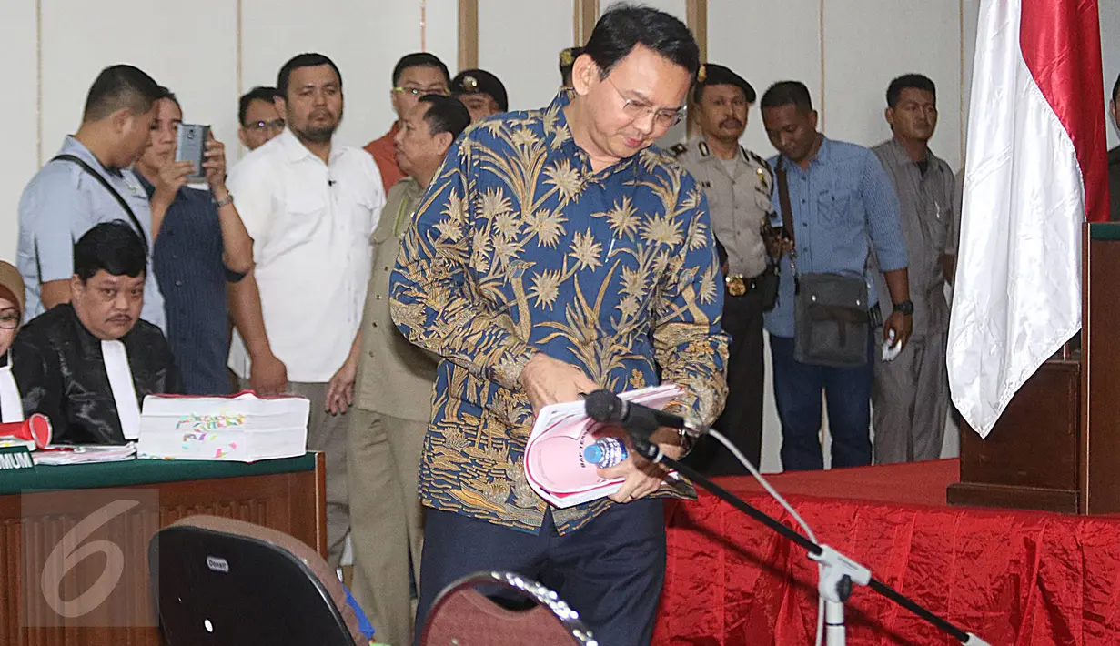 Basuki Tjahaja Purnama atau Ahok bersiap duduk di kursi terdakwa untuk menjalani sidang kasus dugaan penodaan agama di Gedung Kementan Jakarta, Selasa (4/4). Sidang ke-17 ini beragenda pemeriksaan terdakwa dan barang bukti (Liputan6.com/Immanuel Antonius)