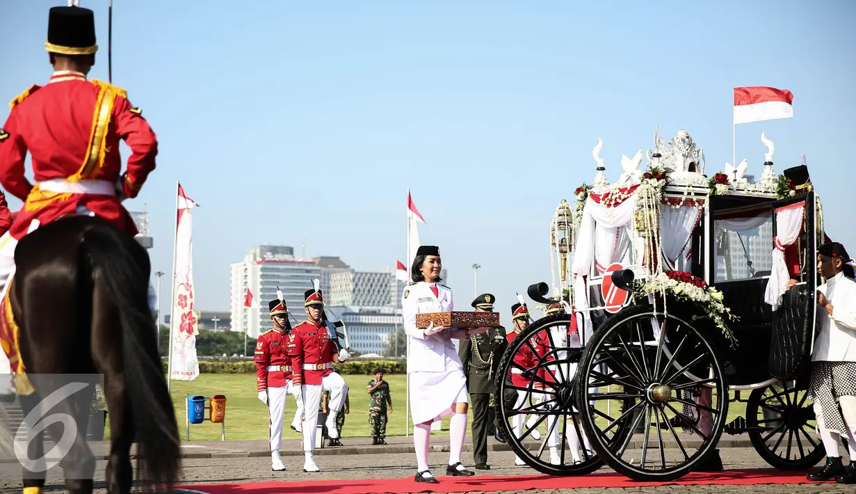 Pasukan paskibraka membawa duplikat bendera pusaka dari Monumen Nasional menuju Istana di Jakarta, Rabu (17/8). Kegiatan tersebut dalam rangka memperingati HUT RI ke-71. (Liputan6.com/Faizal Fanani)