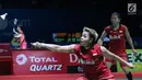 Ganda putri Indonesia Greysia Polii/Apriyani Rahayu mengembalikan kok ke arah Yuki FukuShima/Sayaka Hirota (Jepang) di 8 besar Indonesia Open 2018, Istora GBK, Jumat (6/7). Greysia/Apriyani kalah 14-21,20-22. (Liputan6.com/Helmi Fithriansyah)