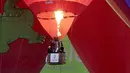 Pasangan pengantin berada di balon udara saat mengikuti Festival Love Cup 2016 di Jekabpils, Latvia (14/2). Sebanyak 50 pasangan pengantin dibagi dalam 27 balon udara terbang bersama mengikat janji cinta mereka. (REUTERS/Ints Kalnins)
