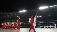 I Gede Siman Sudartawa ketika membawa Bendera Indonesia pada upacara pembukaan Asian Games 2014. Siman kembali mendapat kepercayaan pada opening ceremony event 2018. (AFP/Manan Vatsyayana)