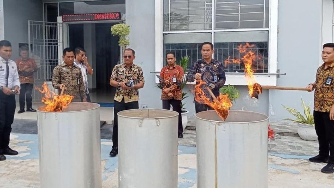 Tahukah Anda, Cermin pun Disita? Lapas Narkotika Pangkalpinang Musnahkan Barang Sitaan Demi Lingkungan Bersih