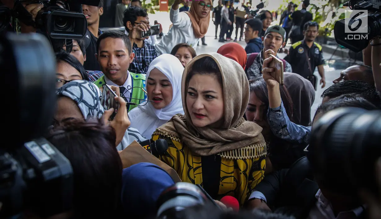 Istri Ketua DPR Setya Novanto, Deisti Astriani Tagor tiba di Gedung KPK, Jakarta, Senin (20/11). Desti ditemani sejumlah orang untuk menjalani pemeriksaan sebagai saksi terkait kasus korupsi KTP Elektronik (e-KTP). (Liputan6.com/Faizal Fanani)