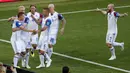 Pemain Islandia merayakan gol yang dicetak oleh Alfred Finnbogason ke gawang Argentina pada laga Piala Dunia di Stadion Spartak, Sabtu (16/6/2018). Argentina bermain imbang 1-1 dengan Islandia. (AP/Rebecca Blackwell)