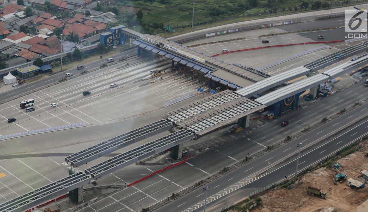 Pantauan udara bersama Whitesky Aviation kondisi lalu lintas terpantau lengang di Gerbang Tol Cikarang Utama, Jawa Barat, Senin (2/6/2019). Kendaraan di sekitar GT Cikarang Utama terlihat melaju dengan lancar baik dari arah Jakarta menuju ke Cikampek maupun sebaliknya. (Liputan6.com/Faizal Fanani)