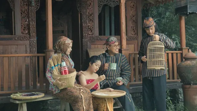 Potret Keluarga Uya Kuya Pakai Busana Tradisional Jawa. (Sumber: Instagram/astridkuya)