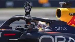 Max Verstappen sebagai pimpinan sementara klasemen musim ini, tampil superior dalam balapan yang merupakan seri ke-9 di musim 2022. Ia menjadi yang tercepat dalam balapan yang berlangsung dalam 70 lap dengan waktu 1 jam 36 menit dan 21,757 detik. (Canadian Express via AP/Graham Hughes)