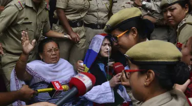 Aktivis HAM India, Irom Sharmila berbicara ke media sebelum tampil dalam sidang di pengadilan Imphal, negara bagian Manipur, Selasa (9/8). Sharmila mengakhiri mogok makan menentang hukum kontroversial setelah melakukannya selama 16 tahun. (BIJU BORO/AFP)