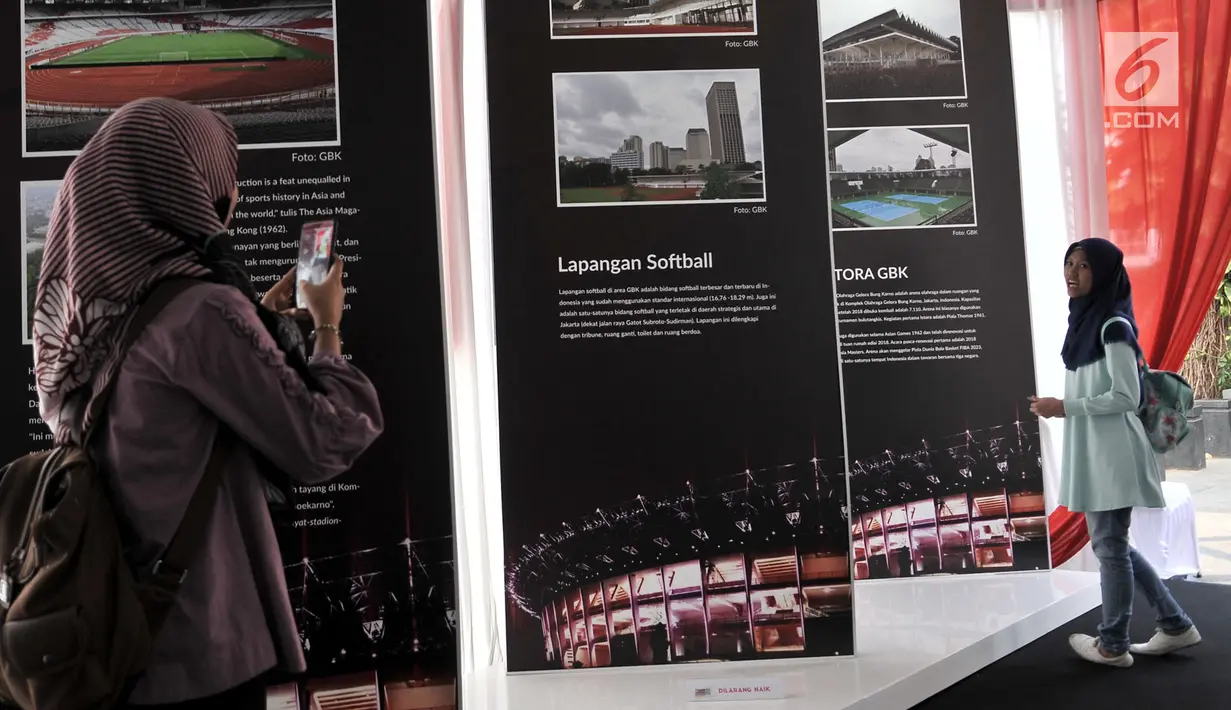 Pengunjung mengambil gambar saat melihat koleksi yang ditampilkan dalam pameran Asian Games di Museum Fatahillah, Kota Tua, Jakarta, Selasa (14/8). (Merdeka.com/Iqbal Nugroho)
