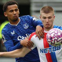 Penyerang Everton asal Senegal #10, Iliman Ndiaye (kiri), berebut bola dengan gelandang Crystal Palace asal Inggris #20, Adam Wharton (kanan), dalam pertandingan&nbsp;Premier League antara Everton dan Crystal Palace di Stadion Hill Dickinson, Liverpool, Inggris barat laut, pada 5 Oktober 2025. (Darren Staples/AFP)