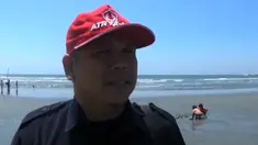 Lumba-lumba jenis dolphinidae ini lemas, saat ditemukan di saluran irigasi tambak milik warga. Sejumlah nelayan bersama petugas Dinas Perikanan dan Kelautan setempat berusaha memberi pertolongan .
