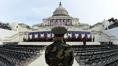 Dirigen bersiap memandu anggota President's Own Marine Band memainkan musik saat gladi resik jelang pelantikan Donald Trump di U.S. Capitol, Washington, DC, AS (19/1). Trump akan menjadi presiden ke-45 AS. (AFP Photo/Timothy A. Clary)