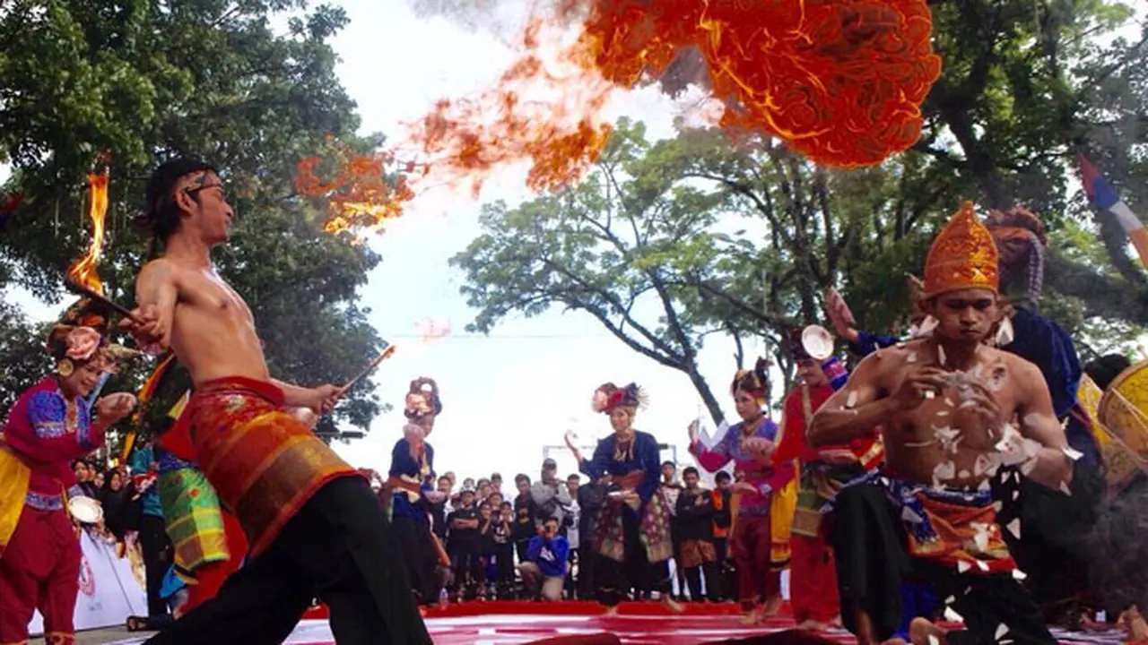 Budaya Minang Lepas Etape Pertama Tour de Singkarak 2018