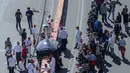 Warga melihat pembuatan pizza terpanjang, di sepanjang pinggir Laut Naples, Italia, 18 Mei 2016. Pembuatan pizza sepanjang 1 mil ini diharap dapat mengalahkan rekor dunia yang sebelumnya dicetak sepanjang 1.595 meter di Milan pada 2015 (Mario LAPORTA/AFP)