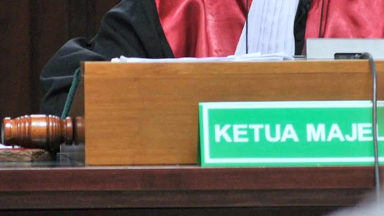 Putusan kasasi itu dibuat majelis hakim agung yang diketuai Surya Jaya didampingi hakim anggota Hidayat Manao dan Jupriyadi.<br>