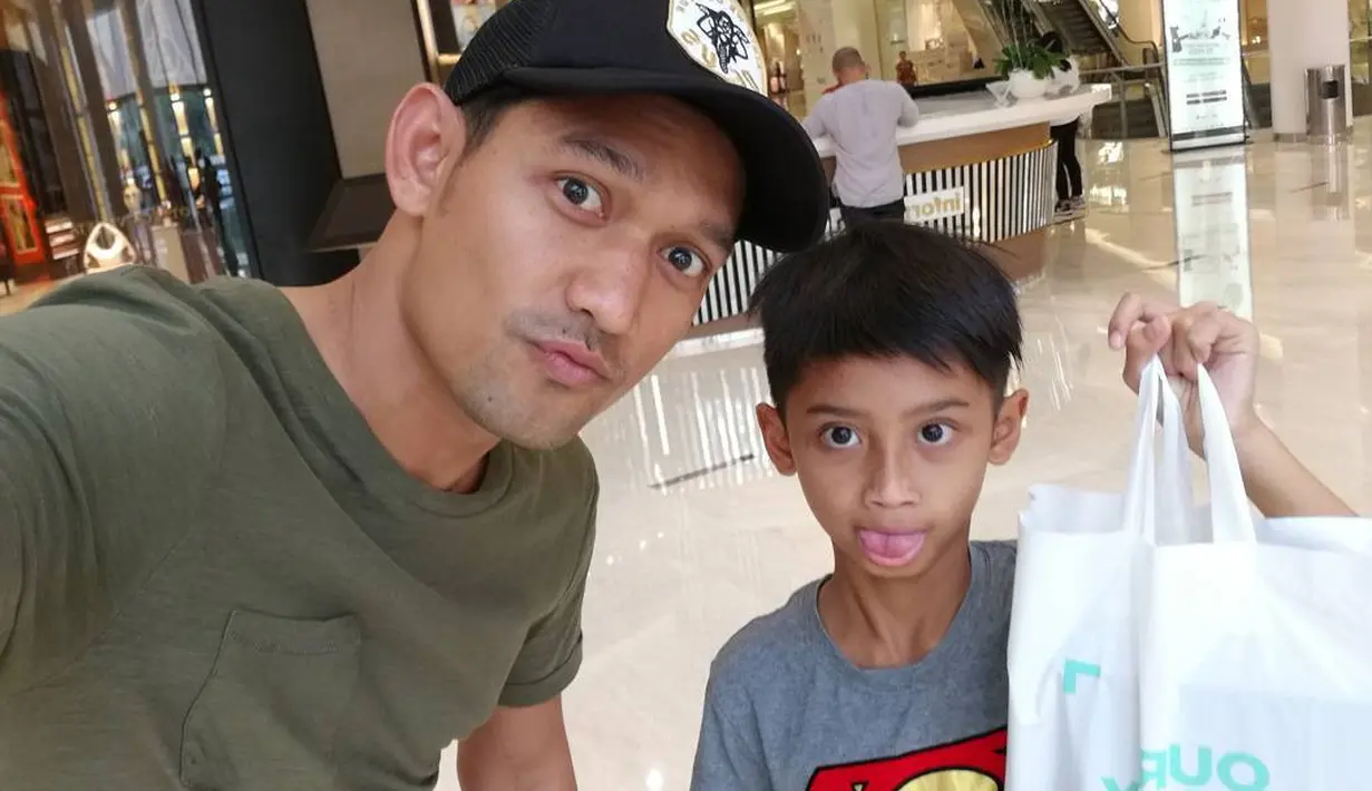 Tarik ulur keutuhan rumah tangga Ibnu Jamil dengan Ade yang terjadi karena memikirkan sang buah hati, Dhofin Maula Jamil. Seperti dilansir dari Liputan6.com, Ade mengakui bahwa ia dan sang suami sudah lama hidup masing-masing. (Instagram/ibnujamilo)