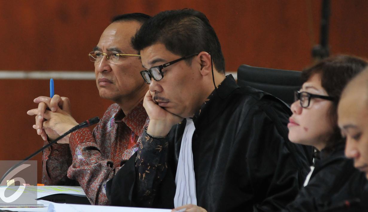 Mantan Menteri Agama Suryadharma Ali (kiri) saat menjalani sidang lanjutan di Pengadilan Tipikor, Jakarta, Rabu (7/10/2015). Dalam sidang tersebut Jaksa Penuntut Umum KPK menghadirkan empat saksi dari Kementerian Agama. (Liputan6.com/Andrian M Tunay)