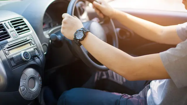 Ilustrasi mengendarai mobil