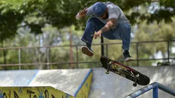 Seorang pemain skateboard melakukan trik di taman skate di Banda Aceh  (8/11/2020). (AFP/Chaideer Mahyuddin)