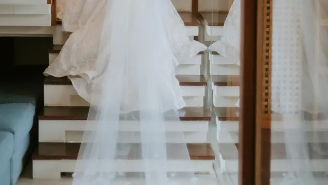 Potret Detail Gaun Pernikahan Wendy Walters, Bernuansa Putih dan Elegan. (Sumber: Instagram/wendywalters)