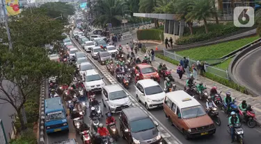 Kendaraan terjebak kemacetan di Jalan Margonda Raya, Depok, Jawa Barat, Sabtu (26/10/2019). Tingginya volume kendaraan menyebabkan jalan utama di Kota Depok tersebut tetap mengalami kemacetan, meski pengoperasian Jalan Tol Cijago Seksi II telah dilakukan. (Liputan6.com/Immanuel Antonius)