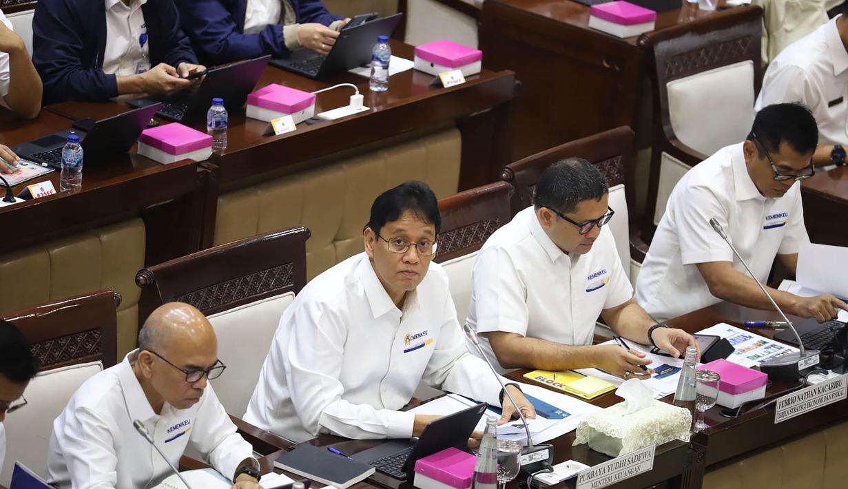 Menteri Keuangan Purbaya Yudhi Sadewa juga mengatakan bahwa pemerintah sudah menyiapkan berbagai skenario untuk meredam dampak kenaikan harga minyak dunia. Tampak dalam foto, Menteri Keuangan Purbaya Yudhi Sadewa (kedua kiri) saat rapat kerja bersama Komisi XI DPR di Kompleks Parlemen, Senayan, Jakarta, Senin (6/4/2026). (merdeka.com/Arie Basuki)