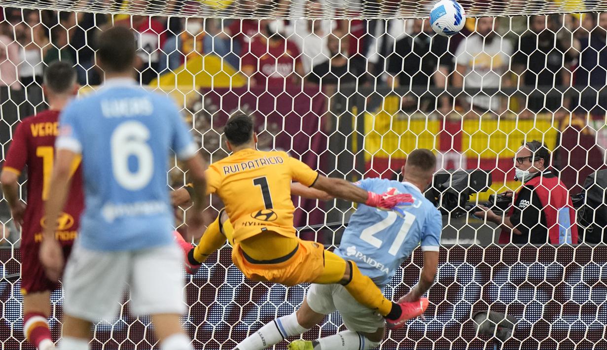 Lazio langsung unggul 1-0 pada menit ke-10 melalui Sergej-Milinkovic Savic. Sundulannya usai menerima umpan Felipe Anderson gagal diantisipasi kiper AS Roma, Rui Patricio yang datang terlambat untuk menyerobot bola. (AP/Andrew Medichini)