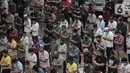 Warga melaksanakan Salat Jumat berjamaah di Masjid Cut Meutia, Jakarta, Jumat (11/3/2022). Majelis Ulama Indonesia (MUI) kini membolehkan jemaah untuk kembali merapatkan saf atau barisan saat shalat berjemaah di masjid. (Liputan6.com/Faizal Fanani)