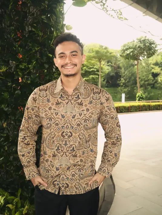 Penampilan keduanya menjadi bukti bahwa busana tradisional seperti kebaya dan batik tetap relevan untuk berbagai acara modern, bahkan mampu tampil standout ketika dipadukan dengan styling yang tepat.  [@prillylatuconsina96].