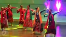 Finalis wanita Abang None Jakarta selatan 2016 saat menunjukan bakat tari di Balai Kartini, Jakarta, (20/5). Para Abang None nantinya akan mewakili Jakarta Selatan dalam memperkenalkan dan mempromosikan wilayah Jakarta Selatan.(Liputan6.com/Angga Yuniar)