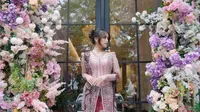 5 Potret Fuji Berbalut Kebaya di Acara Tunangan Frans Faisal Sang Kakak, Elegan Sampai Panen Pujian