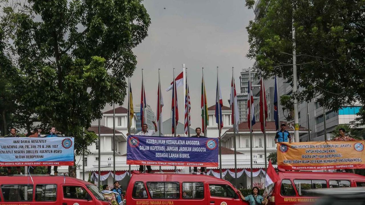 Sejumlah sopir angkutan umum (angkot) Koperasi Wahana Kalpika (KWK) berunjuk rasa di depan Balai Kota DKI Jakarta, Rabu (2/8/2023). 

Dalam aksinya, sopir angkot tersebut meminta Pemprov DKI Jakarta segera mengeluarkan SK Jakarta Barat untuk Jak 78, Jak