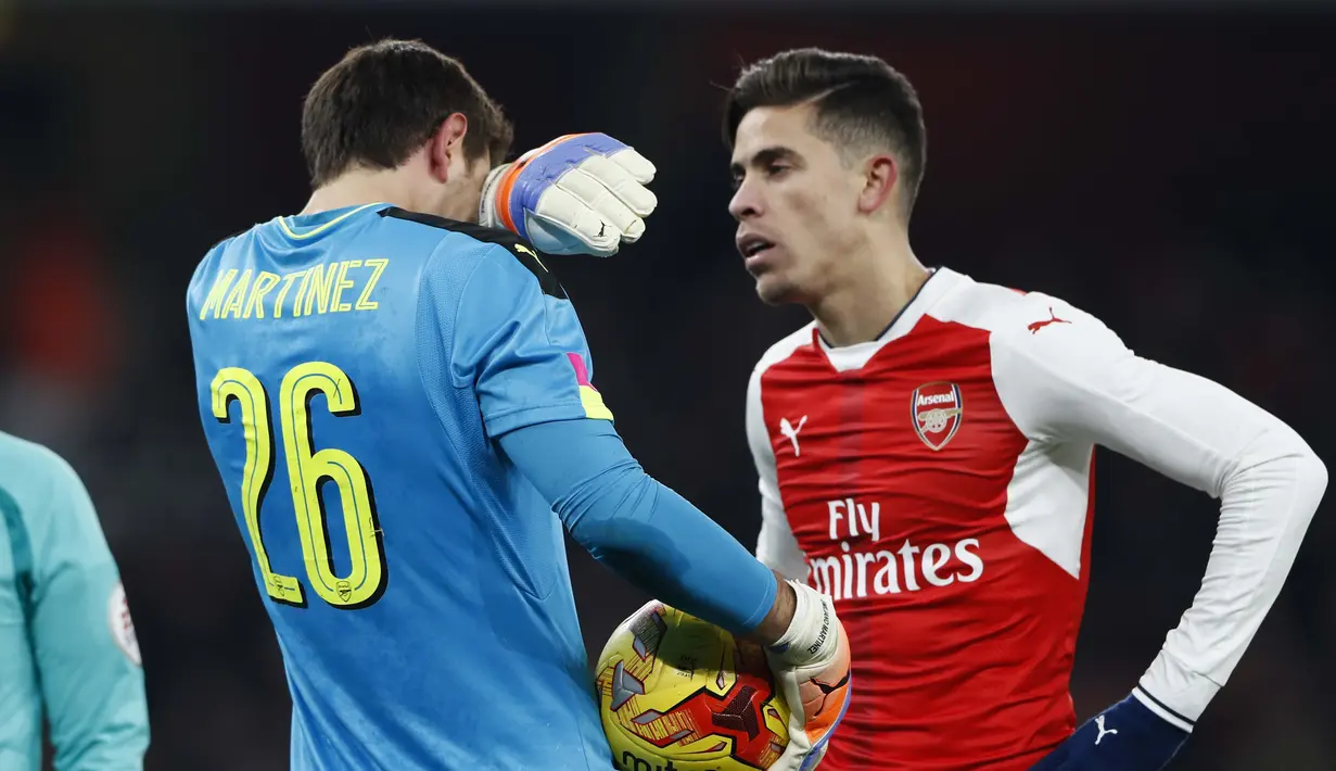 Ekspresi kiper Arsenal, Emiliano Martinez dan Gabriel Paulista (kanan) usai kalah dari Southampton pada laga Piala Liga Inggris 2016-2017 di Emirates Stadium, (30/11/2016). (Reuters/Stefan Wermuth) 
