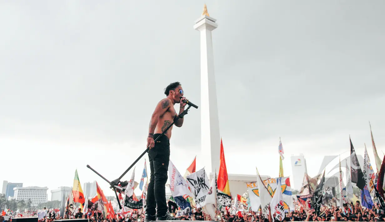 Penampilan band Slank pada Konser Drug Free Asia Afrika di Kawasan Monas, Jakarta, Minggu (19/4/2015). Konser dalam rangkaian KAA itu bertujuan sebagai kampanye pencegahan penyalahgunaan narkotika di kawasan Asia Afrika. (Liputan6.com/Faizal Fanani)