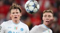 Scott McTominay dan Rasmus Hojlund, dua mantan pemain Manchester United (MU) yang bersinar bersama Napoli. (PATRICIA DE MELO MOREIRA / AFP)