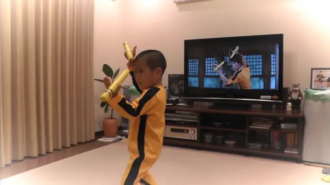 Bruce Lee KW Super yang Bikin Siapapun Jadi Minder