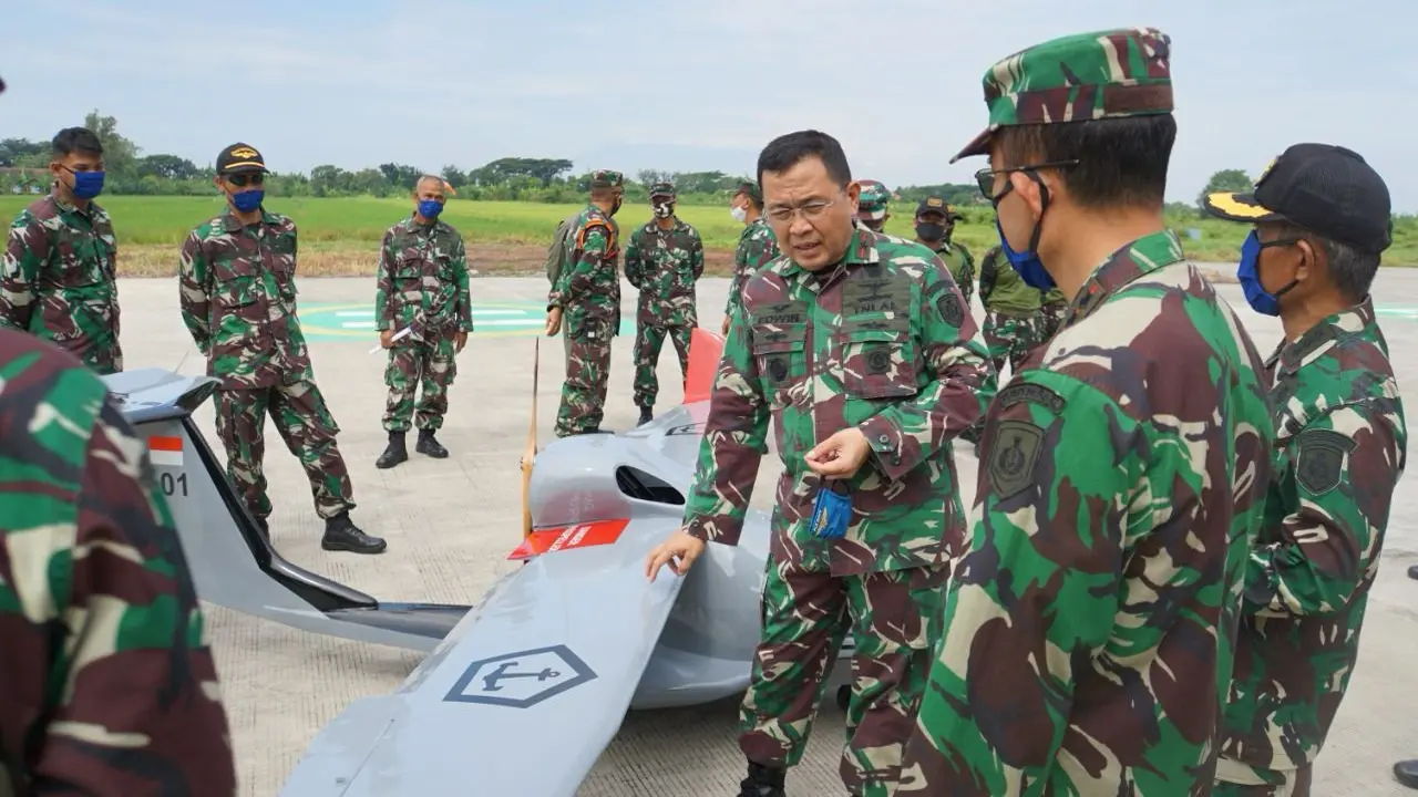 Laksamana Muda TNI Edwin Rajo Mangkuto meninjau pengembangan Pesawat Udara Tanpa Awak (PUTA) SE-01 (Istimewa)
