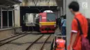 Penumpang bersiap menaiki rangkaian kereta Commuter Line di Stasiun Manggarai, Jakarta, Selasa (22/1). PT. Kereta Commuter Indonesia (KCI) menutup jalur 10 Stasiun Manggarai tujuan Depok dan Bogor sejak 23 Januari - 8 Maret 2019. (Merdeka.com/Imam Buhori)