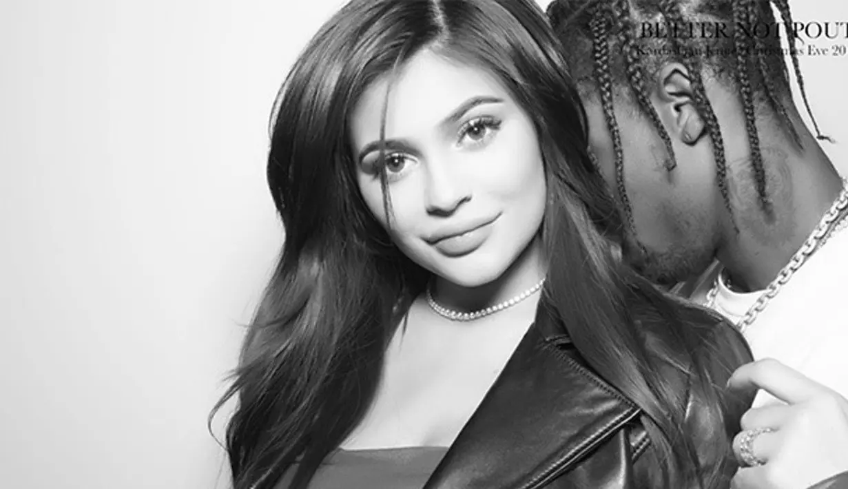 Hal tersebut dibuktikan dari foto mesra yang beredar saat pesta malam Natal keluarga Kardashian-Jenner. (HollywoodLife)