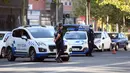 Petugas polisi setempat mengontrol pergerakan orang di sebuah pos pemeriksaan lalu lintas di kota Fuenlabrada yang tertutup sebagian, di wilayah Madrid (22/9/2020). Penguncian dilakukan akibat infeksi virus melonjak. (AFP/Oscar Del Pozo)