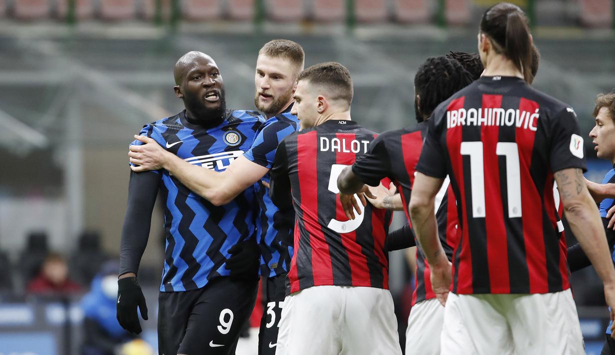 Romelu Lukaku tak bisa menahan amarahnya ketika mendapat ucapan berbau rasisme dari Zlatan Ibrahimovic.  (Foto: AP/Antonio Calanni)