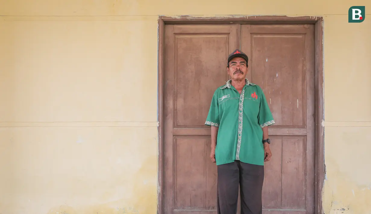 Ada juga saksi hidup jejak Persitara Jakarta Utara di stadion tersebut. Achmad (55), merupakan seorang karyawan yang bertugas di bagiaan perawatan lapangan sepak bola di Stadion Kamal Muara. (Bola.com/Bagaskara Lazuardi)