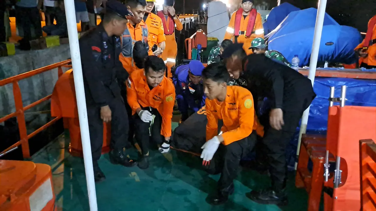 Jenazah korban kebakaran KM Barcelona diberangkatkan kembali ke Kabupaten Kepulauan Talaud, Sulut, pada Senin (21/7/2025), dari Pelabuhan Manado.